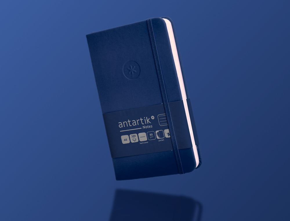 CUADERNO CON GOMILLA ANTARTIK NOTES TAPA DURA A6 HOJAS RAYAS AZUL MARINO 100 HOJAS 80 GR FSC