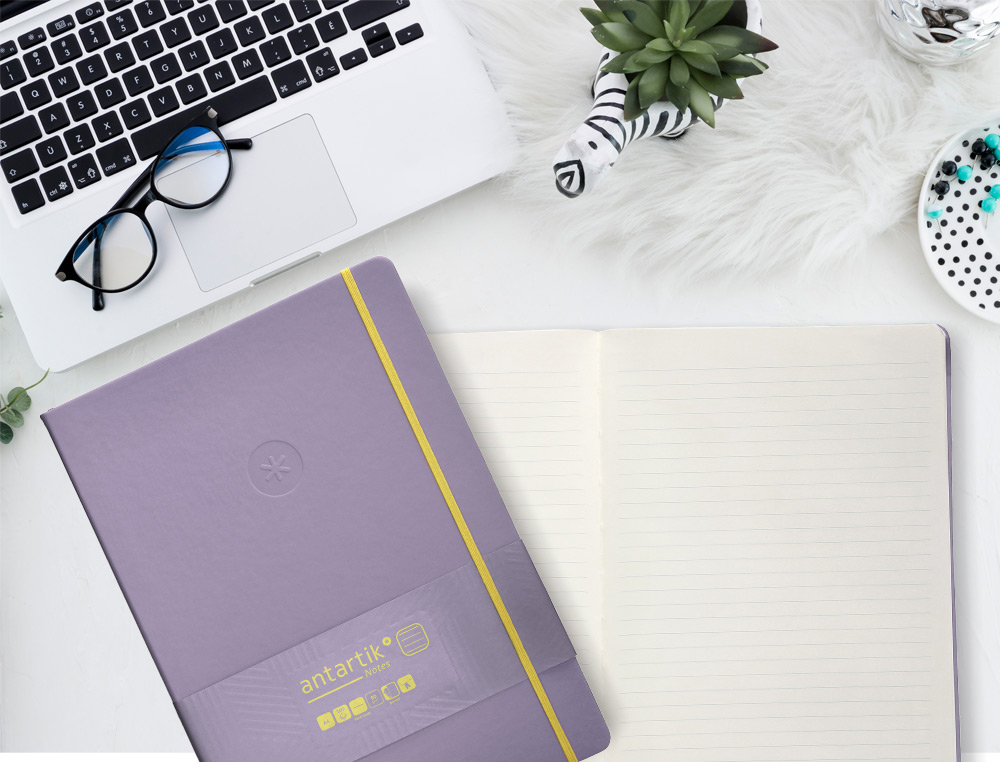 CUADERNO CON GOMILLA ANTARTIK NOTES TAPA DURA A4 HOJAS RAYAS MORADO Y AMARILLO 100 HOJAS 80 GR FSC